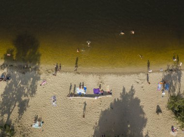 Zevk plaj ve deniz, hava görünümünü yüzme insanlar