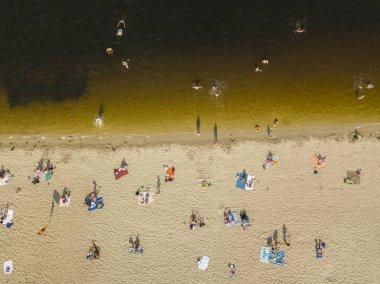 Zevk plaj ve deniz, hava görünümünü yüzme insanlar