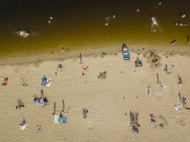 Zevk plaj ve deniz, hava görünümünü yüzme insanlar