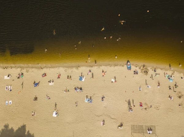 人们在海边享受海滩和游泳 鸟瞰图 — 图库照片