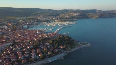 Slovenya 'daki eski balıkçı kasabası Izola' nın havadan görünüşü. Adriyatik deniz kıyısı, Istria yarımadası, Avrupa.