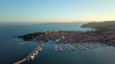 Slovenya 'daki eski balıkçı kasabası Izola' nın havadan görünüşü. Adriyatik deniz kıyısı, Istria yarımadası, Avrupa.