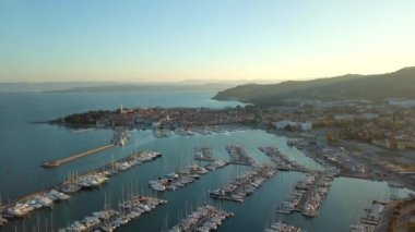 Slovenya 'daki eski balıkçı kasabası Izola' nın havadan görünüşü. Adriyatik deniz kıyısı, Istria yarımadası, Avrupa.