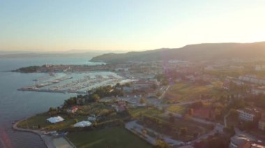 Slovenya 'daki eski balıkçı kasabası Izola' nın havadan görünüşü. Adriyatik deniz kıyısı, Istria yarımadası, Avrupa.