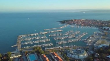 Slovenya 'daki eski balıkçı kasabası Izola' nın havadan görünüşü. Adriyatik deniz kıyısı, Istria yarımadası, Avrupa.