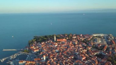 Slovenya 'daki eski balıkçı kasabası Izola' nın havadan görünüşü. Adriyatik deniz kıyısı, Istria yarımadası, Avrupa.