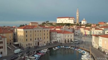Slovenya 'daki eski balıkçı kasabası Piran' ın havadan görünüşü. Adriyatik deniz kıyısı, Istria yarımadası, Avrupa.
