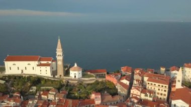 Slovenya 'daki eski balıkçı kasabası Piran' ın havadan görünüşü. Adriyatik deniz kıyısı, Istria yarımadası, Avrupa.