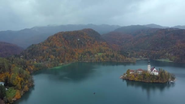 スロベニアのブレッド湖の空中ビュー — ストック動画