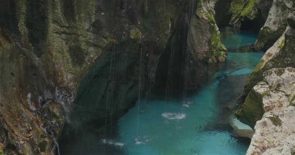 斯洛文尼亚索卡山谷的韦利卡科里塔峡谷的翡翠水 — 图库视频影像