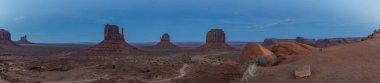 Sabah sisi ile Monument Valley inanılmaz güzel kayalıkların görünümü, Utah / Arizona, Amerika Birleşik Devletleri