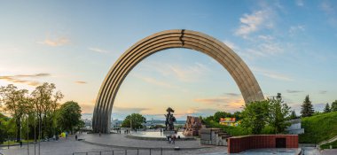 İnsanlar rahatlar ve Halkın Dostluk Kemeri, Kyiv, Ukrayna manzarasının tadını çıkarırlar.