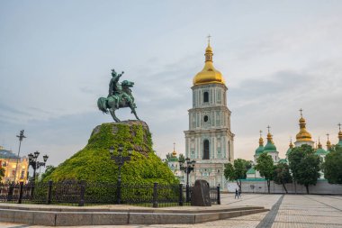 Arkasında Aziz Sophia Katedrali olan Bohdan Khmelnytsky Anıtı, Kyiv, Kiev, Ukrayna