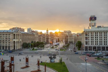 Gün batımında dramatik bulutlarla Bağımsızlık Meydanı manzarası, Kiev, Kyiv, Ukrayna