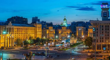 Gün batımında dramatik bulutlarla Bağımsızlık Meydanı manzarası, Kiev, Kyiv, Ukrayna