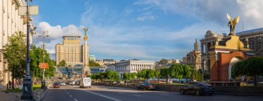 Gün batımında dramatik bulutlarla Bağımsızlık Meydanı manzarası, Kiev, Kyiv, Ukrayna