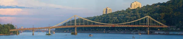 Vista Ponte Pedonal Parkovy Através Rio Dnieper Que Pessoas Que — Fotografia de Stock