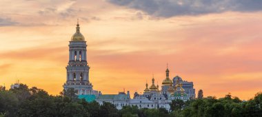 Kiev Pechersk Lavra antik mağara manastırının büyük Lavra Çan Kulesi günbatımı gökyüzünün arka planına karşı, Kiev (Kiev), Ukrayna
