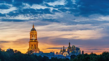 Kiev Pechersk Lavra antik mağara manastırının büyük Lavra Çan Kulesi günbatımı gökyüzünün arka planına karşı, Kiev (Kiev), Ukrayna