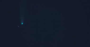 NEOWISE kuyruklu yıldızı yıldızlı gece gökyüzünde Büyük Takımyıldızı altında hareket eder. Zaman Uygulaması 