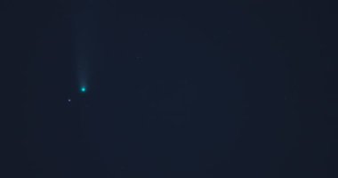 NEOWISE kuyruklu yıldızı yıldızlı gece gökyüzünde Büyük Takımyıldızı altında hareket eder. Zaman Uygulaması 