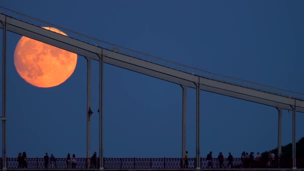 上昇満月の背景に橋の上の人々のシルエット キエフ ウクライナ — ストック動画