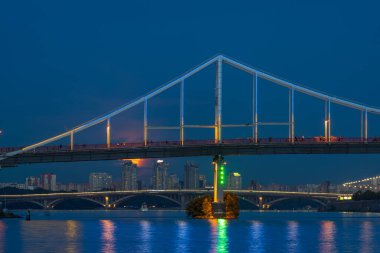  Dolunay şehrin üzerinde yükseliyor, Kyiv, Ukrayna. 