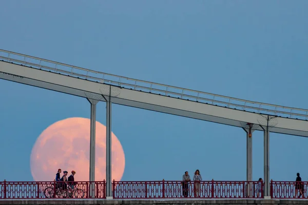 Silhuetas Pessoas Ponte Contra Pano Fundo Lua Cheia Ascensão Kiev — Fotografia de Stock