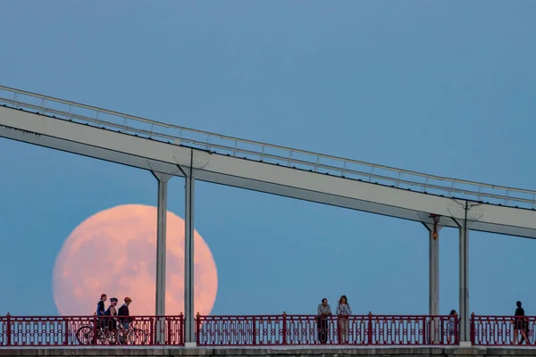 Silhouettes People Bridge Background Rising Full Moon Kiev Ukraine — Stock Photo, Image