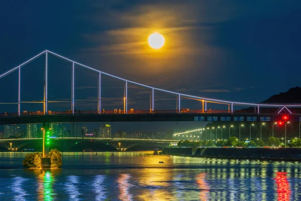 Księżyc Pełni Wschodzi Nad Miastem Kijów Ukraina — Zdjęcie stockowe