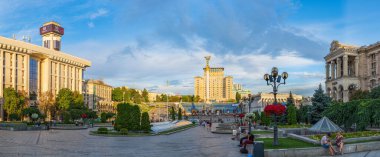 Gün batımında dramatik bulutlarla Bağımsızlık Meydanı manzarası, Kiev, Kyiv, Ukrayna