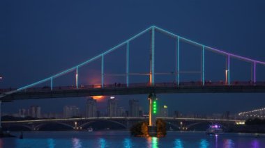 Kiev, Ukrayna 'daki köprülerde dolunay yükseliyor