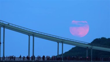 Kiev, Ukrayna 'daki köprülerde dolunay yükseliyor