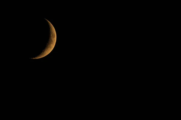 Crescente Lua Jovem Contra Céu Negro — Fotografia de Stock