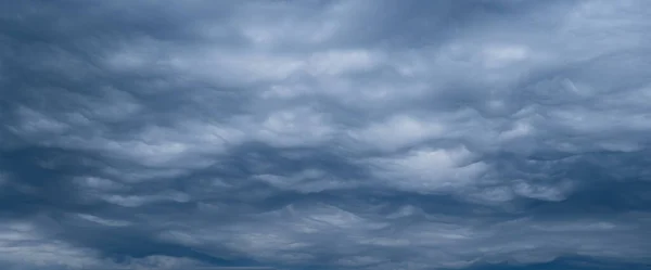 Удивительные Облака Перед Грозой Фон — стоковое фото