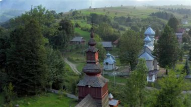 Pylypets, Carpathian Village, Ukrayna 'daki eski ahşap kilisenin hava manzarası.