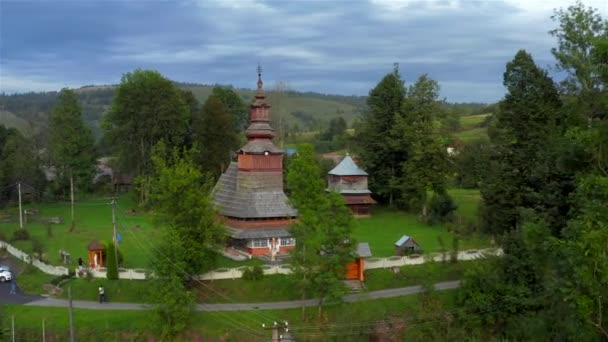 Vista Aérea Antiga Igreja Madeira Pylypets Aldeia Dos Cárpatos Ucrânia — Vídeo de Stock