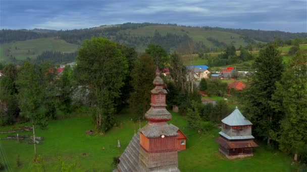 Letecký Pohled Starý Dřevěný Kostel Pylypets Karpatská Vesnice Ukrajina — Stock video