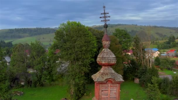 Veduta Aerea Della Vecchia Chiesa Legno Pylypets Villaggio Dei Carpazi — Video Stock