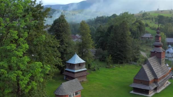 Letecký Pohled Starý Dřevěný Kostel Pylypets Karpatská Vesnice Ukrajina — Stock video