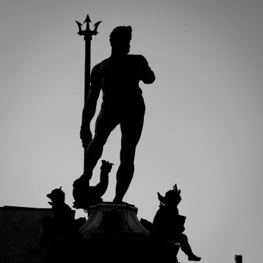 Neptün heykeli silueti. Bologna Piazza Dergisi. İtalya.