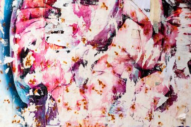 Eski poster grunge doku arka plan. Yırtık poster. Vintage kolaj posterler yırtılmış. Buruşuk kağıt yüzey dokusunu arka plan buruşmuş.