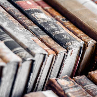 Üst üste deri kapaklı kitaplar. Yaşlı, kullanılmış kitaplar.