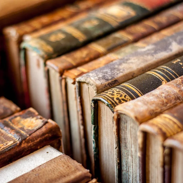 Livres Avec Couvertures Cuir Dans Une Rangée Livres Anciens Usagés — Photo