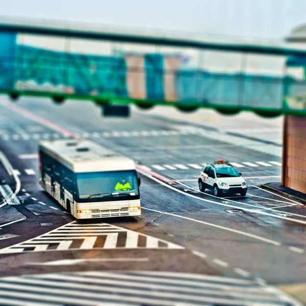 Autobús del aeropuerto y servicio de aviación de automóviles bajo jetway . — Foto de Stock