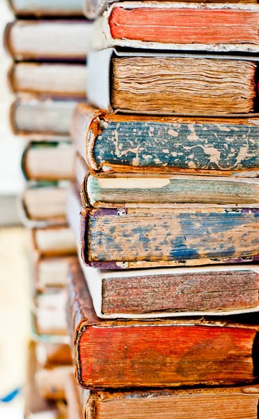 Oude boeken achtergrond. Stapel boeken in een rij. Antieke boeken bibliotheek. — Stockfoto