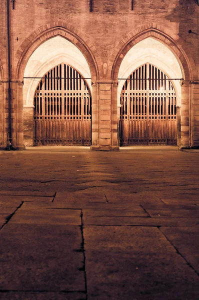 Bologna İtalya'da ortaçağ binasının kemerleri ve kapıları — Stok fotoğraf