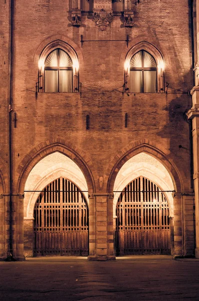Bologna İtalya'da ortaçağ binasının kemerleri pencereler ivedilik ve kapıları — Stok fotoğraf