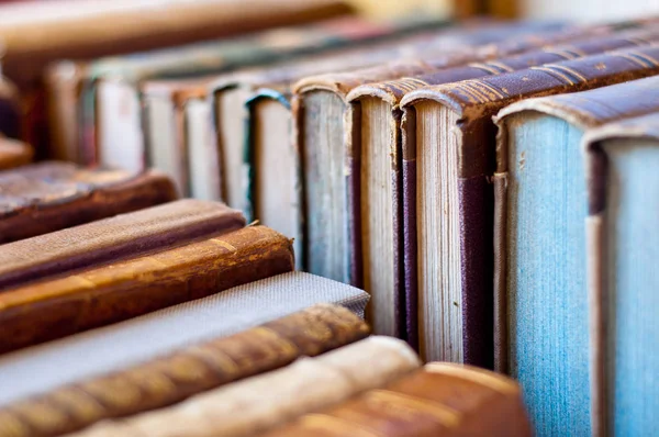 Antecedentes. Libros viejos cubiertos de cuero — Foto de Stock
