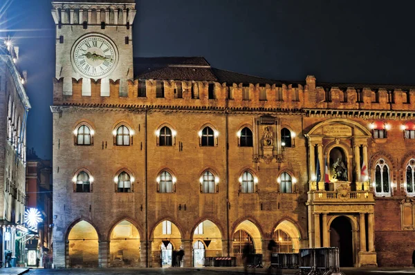 Болонья, Италия. Часовая башня Пьяцца Маджоре ночью — стоковое фото